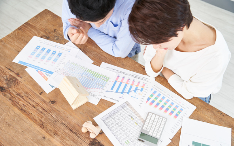 資料を見て悩む男女